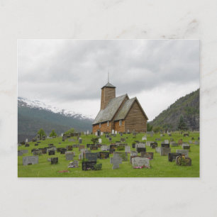 Stavkyrka med kyrkogård i vykort för Norge