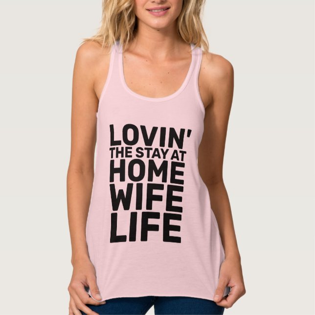 STAY AT HOME WIFE LIFE T SHIRTS LINNE MED RACERBACK  (Framsida)
