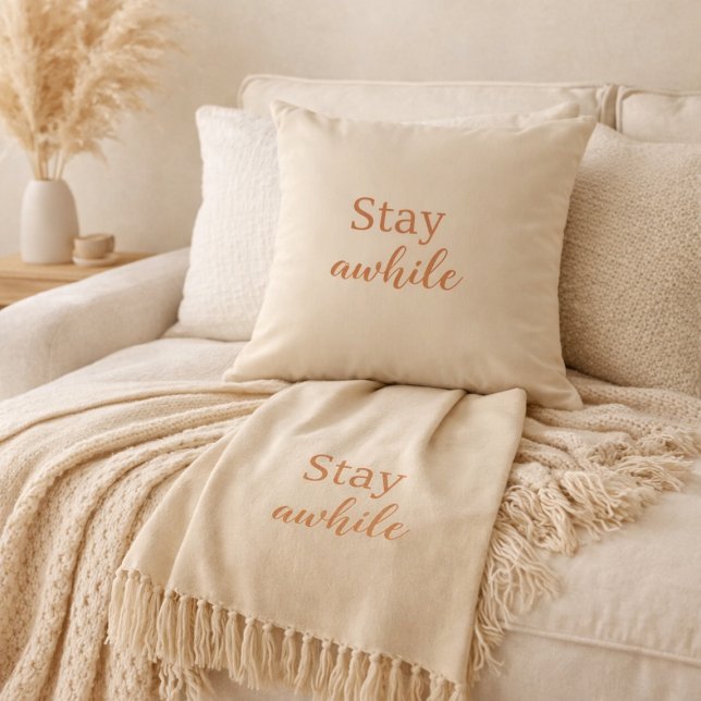 Stay Awhile Pillow Warm Sand Terracotta Typography Kudde (Skapare uppladdad)