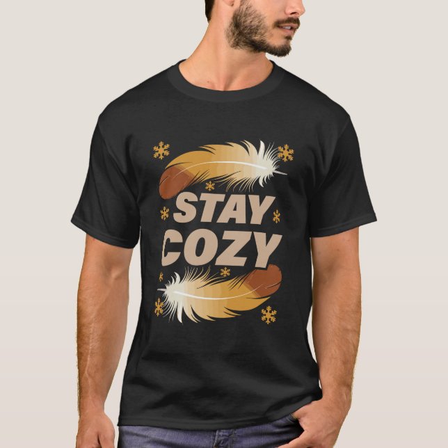 Stay Cozy Vinterfjädrar T-Shirt (Framsida)