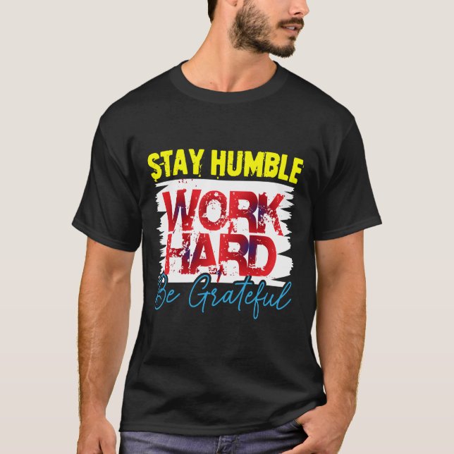 Stay Humble Work Hard Be Grateful T-Shirt – Motiva (Framsida)