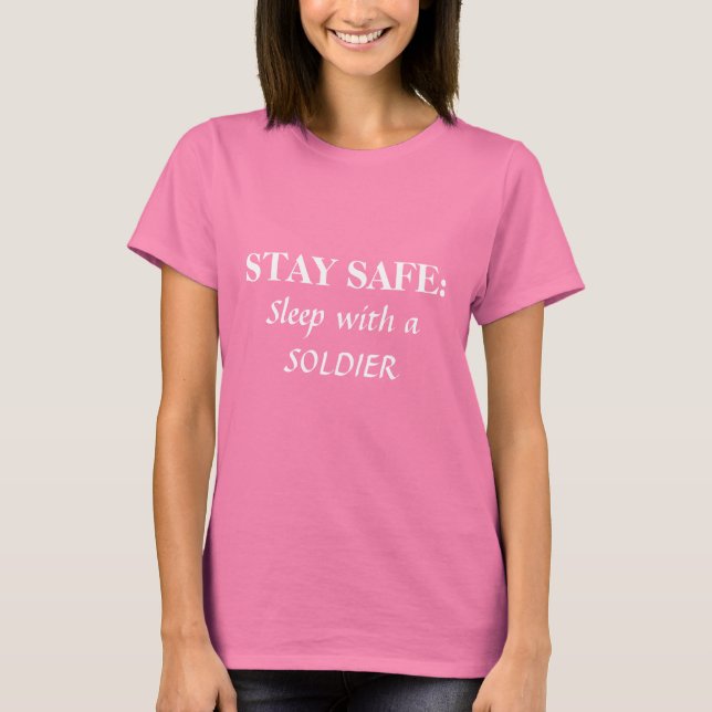 STAY SÄKER:, viloläge med SOLDIER T Shirt (Framsida)