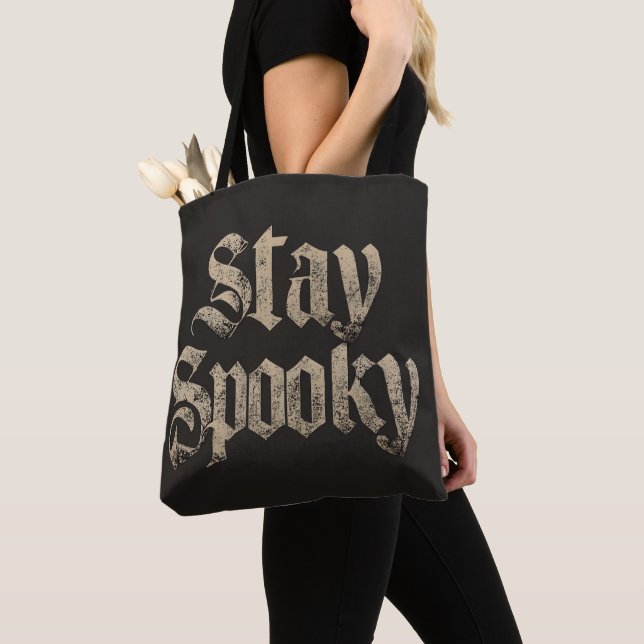 "Stay Spooky" Vintage Gothic Typography Tygkasse (Närbild)