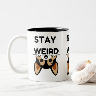 Stay Weird Funny Boston Terrier Cartoon Dog Två-Tonad Mugg