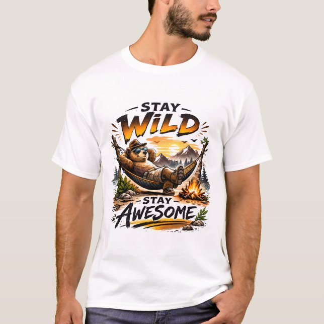 Stay Wild Stay Awesome Bear Camping Adventure Art. T Shirt (Framsida)
