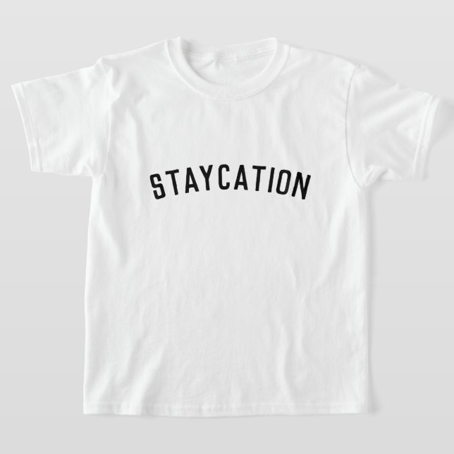 Staycation | Trendiget Modern minimalistisk Snyggt T Shirt (Laydown)
