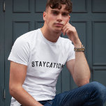 Staycation | Trendiget Modern minimalistisk Snyggt T Shirt<br><div class="desc">Enkelt,  snyggt "Staycation"-anpassningsbar citerar manar t-shirt med modern,  minimalistisk typografi svart i ett fet trendig stil. Perfektens gåva eller tillbehör till en semester hemma under coronaviruspandemin 19 under perioder av låsning och reserestriktioner.ord kan lätt vara personlig med ditt eget budskap om en gåva som är lika unik som du!</div>
