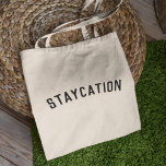 Staycation | Trendiget Modern minimalistisk Snyggt Tygkasse<br><div class="desc">Enkel, snyggt "Staycation"-anpassningsbar citerar konst till väskan med modern, minimalistisk typografi svart i ett fet trendig stil. Perfektens gåva eller tillbehör till en semester hemma under coronaviruspandemin 19 under perioder av låsning och reserestriktioner.ord kan lätt vara personlig med ditt eget budskap om en gåva som är lika unik som du!...</div>