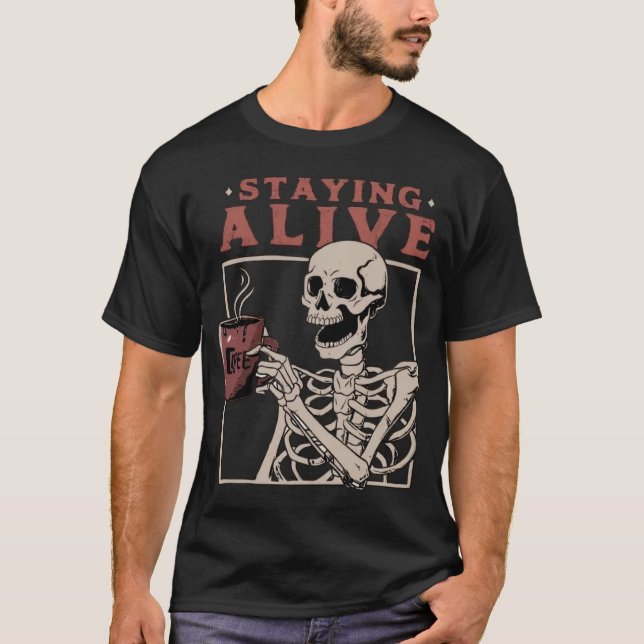 Staying Alive Coffee Halloween  Skeleton T Shirt (Framsida)