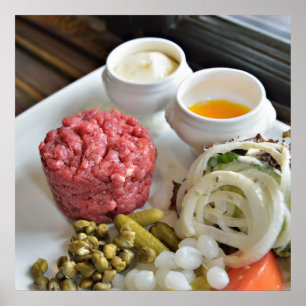 Steak tartar med grönsaker och kryddor poster