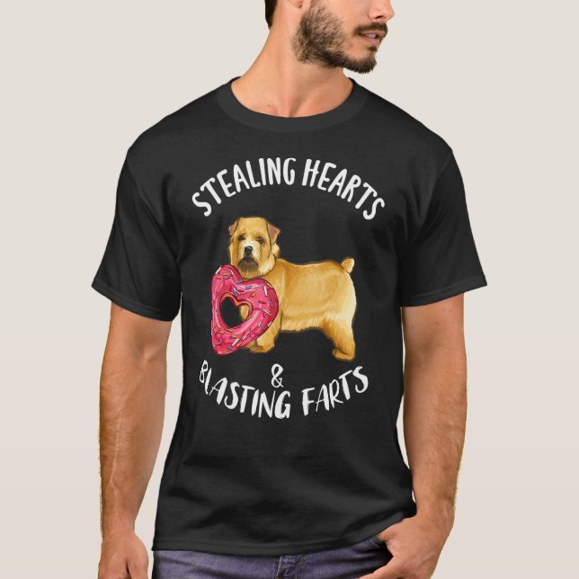 Stealing Heart Blasting Farts Norwich Terrier Vale T Shirt (Framsida)