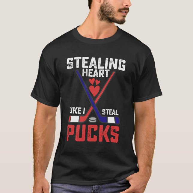 Stealing Heart som jag Steal Pucks Hockey Valentin T Shirt (Framsida)