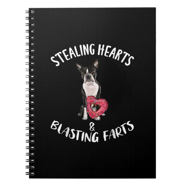 Stealing Hearts Blasting Farts Boston Terrier Anteckningsbok (Framsidan)