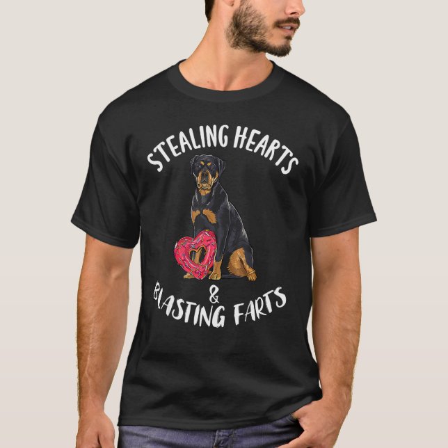 Stealing Hearts Blasting Farts Rottweiler Valentin T Shirt (Framsida)