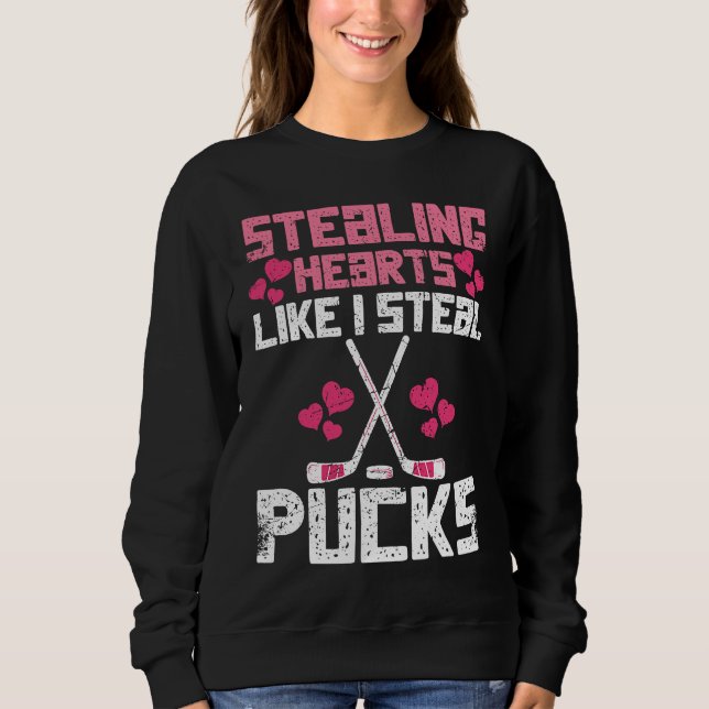 Stealing Hearts Like I Steal Pucks Funny Hockey T Shirt (Framsida)