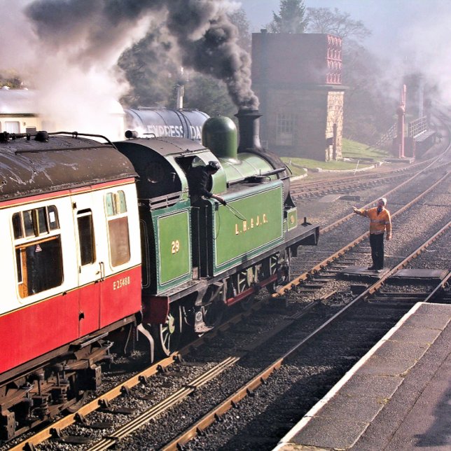 STEAM TÅG ESPRESSOMUGG (A beautifully restored steam train and carriages of a bygone era.)