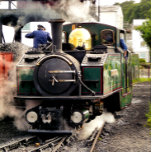 STEAM TÅG JULGRANSPRYDNAD KERAMIK<br><div class="desc">Wales, det lilla tågens land. Den här lilla walesiska ånga tåg användes ursprungligen främst för att transportera skiffer från stenbrotten..Denna vackra lilla grönt tåg från Ffestiniog Railway, med ånga och röktobak, är ett bra exempel på brittisk historieteknik, som alla har kommit till liv med Zazzles utmärkta tryckkvalitet. Gåvor till tåg-ångentusiasten....</div>