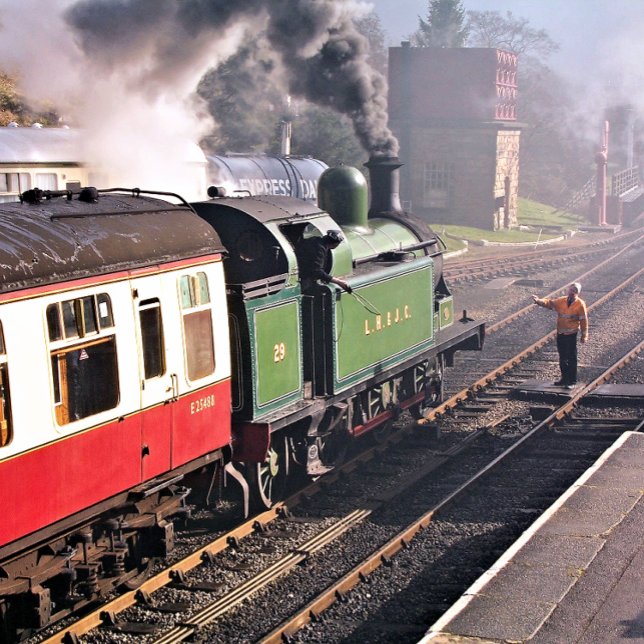 STEAM TÅG KAKELPLATTA (A beautifully restored steam train and carriages of a bygone era.)