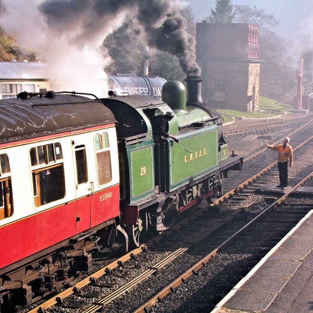 STEAM TÅG VYKORT (A beautifully restored steam train and carriages of a bygone era.)