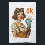 Steampunk-flicka med självsäkert OK-gest Kökshandduk<br><div class="desc">En lekfull ung kvinna med steampunk-stil visar en ”OK”-gest med ett självsäkert leende. Hennes skyddsbrillor,  detaljer på mekanisk arm och lagerbyggda outfit blandar vintage-inspiration med fantasifull design. Varma toner och uttrycksfulla drag skapar en livlig,  karaktärsdriven scen som balanserar charm,  kreativitet och modig personlighet.</div>