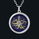 Steampunk Gears Octopus Kraken Silverpläterat Halsband<br><div class="desc">Det här tentaksade sjömonstret av ångkruka har åtta vajerliknande guld,  ett centralt redskap i silver och många växlar och bultar skapar upp huvudet,  öga och sugande kopp. Det är en robot bläckfisk/kraken,  ett metall maskin monster för alla som gillar geeky science-fiction/fantasyvarelser. Mörk-blå bakgrund färg är anpassade.</div>
