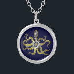 Steampunk Gears Octopus Kraken Silverpläterat Halsband<br><div class="desc">Det här tentaksade sjömonstret av ångkruka har åtta vajerliknande guld,  ett centralt redskap i silver och många växlar och bultar skapar upp huvudet,  öga och sugande kopp. Det är en robot bläckfisk/kraken,  ett metall maskin monster för alla som gillar geeky science-fiction/fantasyvarelser. Mörk-blå bakgrund färg är anpassade.</div>