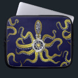 Steampunk utrustar bläckfisken Kraken Laptop Sleeve<br><div class="desc">Detta tentacled steampunkhavsmonster har åtta binda-något liknande guld- bihang, ett centralsilver utrustar, och överflöd av utrustar och kasta i sig danande upp dess huvud, ögon och sugkoppar. Det är en robotbläckfisk/kraken, ett metallmaskinmonster för någon som gillar geeky science fiction-/fantasivarelser. På denna laptop sleeve ner tentakel också in från tränga någon....</div>
