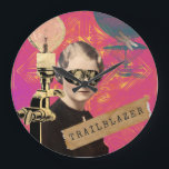 Steampunk Woman Trailblazer Pop Art Stor Klocka<br><div class="desc">Kitschy collage-funktioner som tonade 1930-talets fotoklipp av kvinnor med tillsatt steampunk,  vintage ljusfixtur och flugande maskin,  tvätttejp med "banblazer"-text på färgfull magenta rosa och guld popkonbakgrund</div>