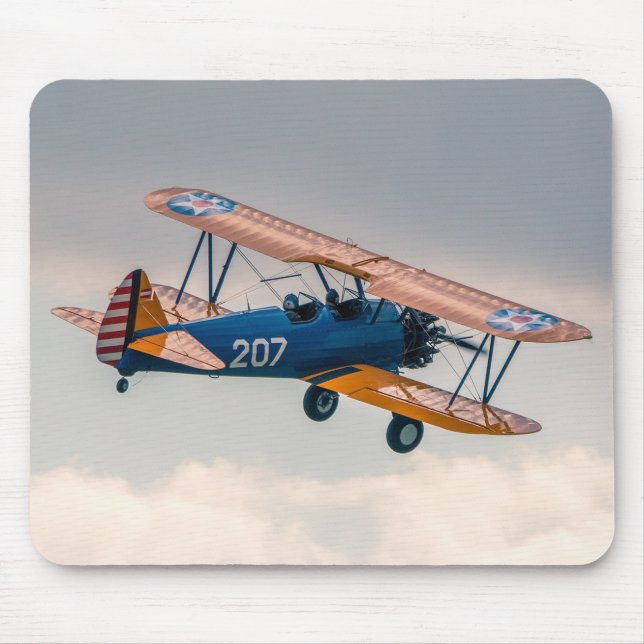 Stearman-flygplanet svävar genom Himmel Musmatta (Framsidan)