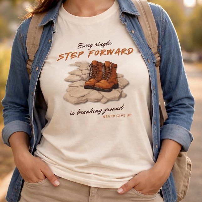 Steg Framåt / Bryt Ny Mark Motiverande T-Shirt (Skapare uppladdad)