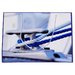 Steiger met bootkikker voor aanleggen in de haven.