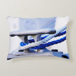 Steiger met bootkikker voor aanleggen in de haven. prydnadskudde