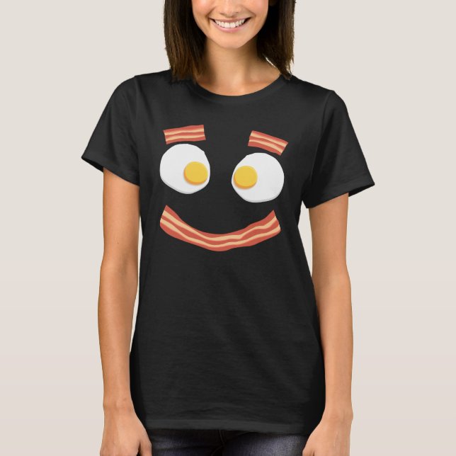 Stekt ägg och tjockt stycke bacon frukostmat t shirt (Framsida)