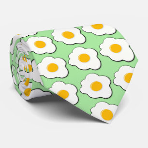 stekta ägg för frukost med grönt bakgrund slips