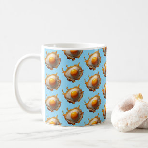 Stekta ägg med solskenssida upp kaffemugg