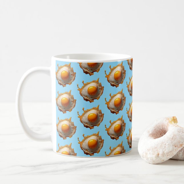 Stekta ägg med solskenssida upp kaffemugg (Med munk)