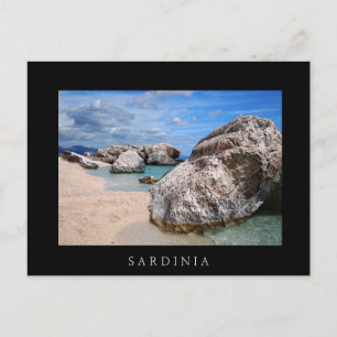 Sten på stranden Cala Mariolu, svart kort på Sardi