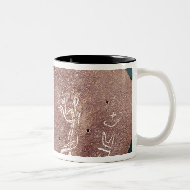 Sten som är inskriven med en dansare Två-Tonad mugg (Höger)