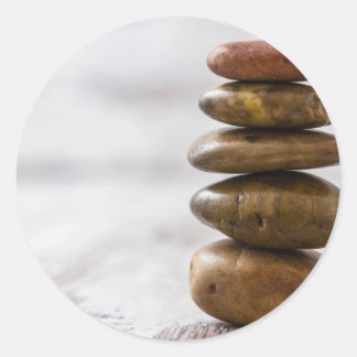 Stenar för färgad av mörk på vit bakgrund runt klistermärke