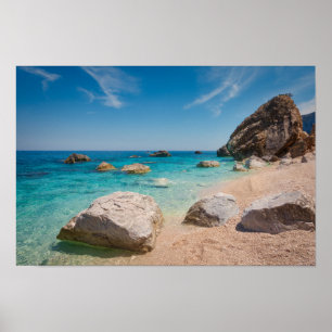 Stenar på stranden Cala Mariolu på Sardinien, Ital Poster