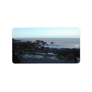 Stenig strand. Scenisk kust- sikt Adressetikett