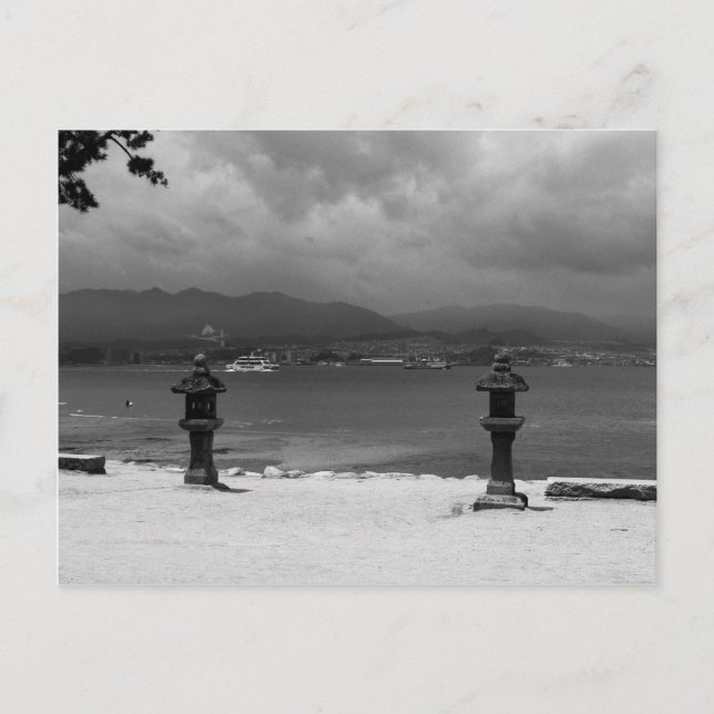 Stenlandternor bredvid havet vykort (Framsida)