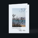 Step Son Birthday, Seaside Scene Kort<br><div class="desc">Ett underbart födelsedagskort för en fotboll. En havsbottenplats med silhuvad gräs och fiskmåsar. En underbar stillastående scen för att främja minnen från helgdagar i havet.</div>
