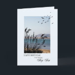 Step Son Birthday, Seaside Scene Kort<br><div class="desc">Ett underbart födelsedagskort för en fotboll. En havsbottenplats med silhuvad gräs och fiskmås. En underbar stillastående scen för att främja minnen från helgdagar i havet.</div>