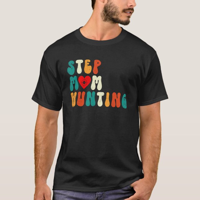 Stepmom Hunting Joke Saying Retro Groovy T Shirt (Framsida)