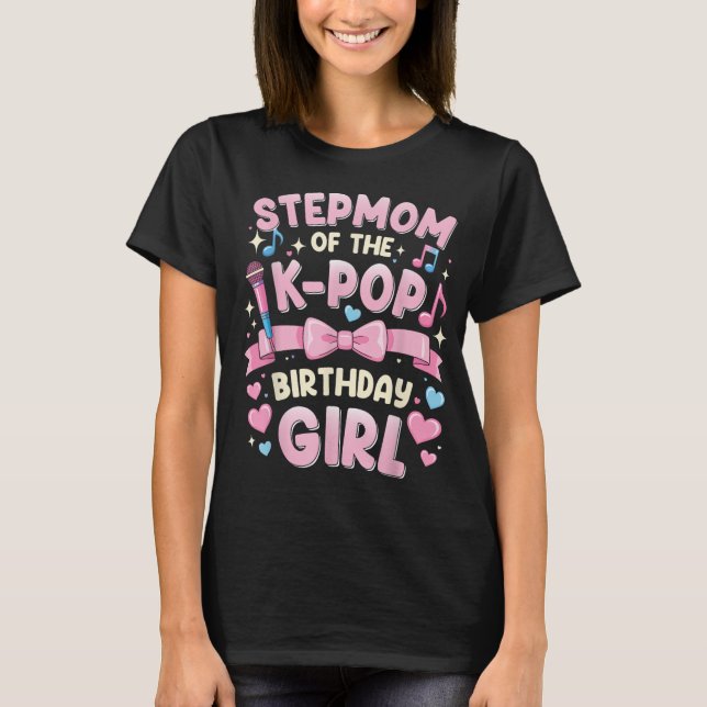 Stepmom of the K-Pop Birthday Girl Funny Pink Tee (Framsida)