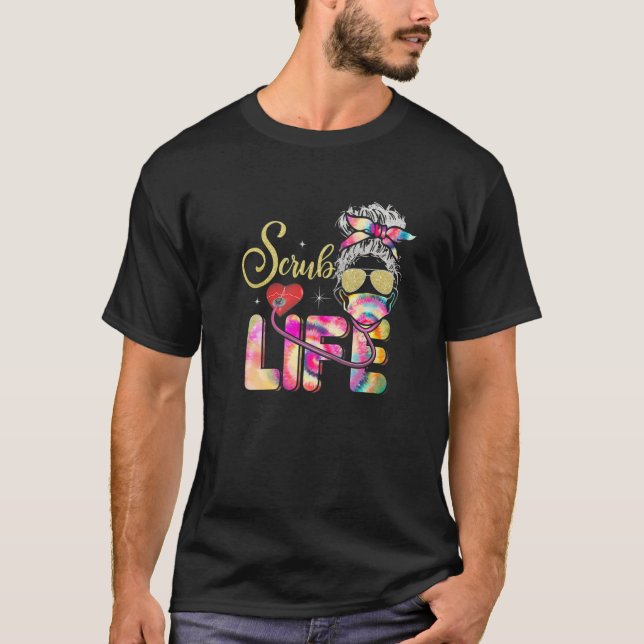 Stethoscope SCrub Life Nurse Day Tie Dye Messy Bun T Shirt (Framsida)