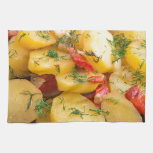 Stew av potatisar med löken, spansk peppar och kökshandduk