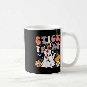 Stick eller behandla Halloween Ghost Nurse Crna Em Kaffemugg