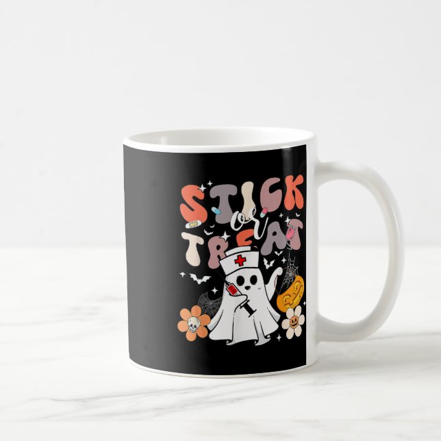 Stick eller behandla Halloween Ghost Nurse Crna Em Kaffemugg (Höger)